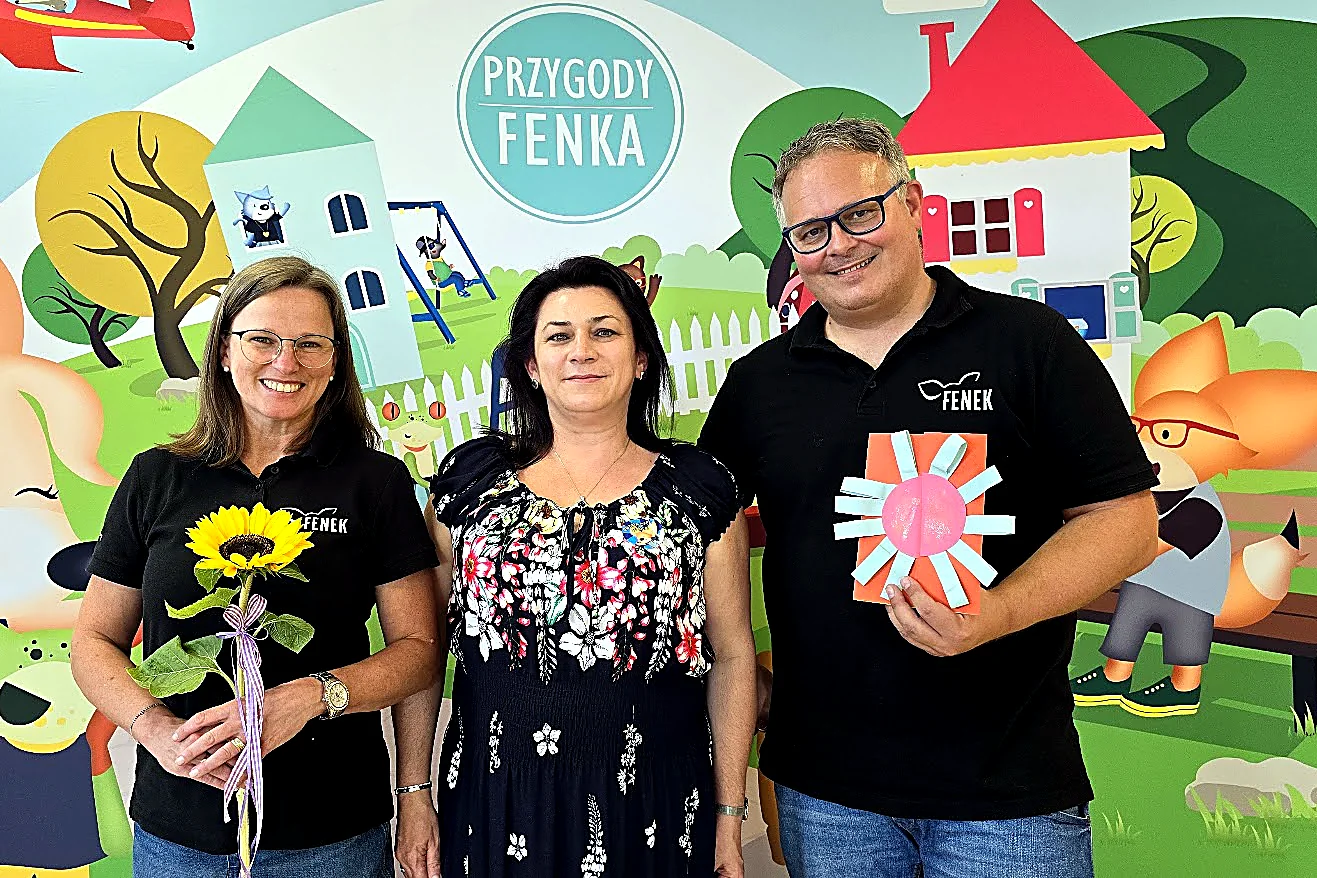 Konrad Sobik przy muralu Fenek Publishing