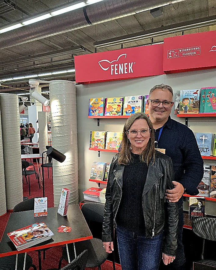 Konrad Sobik przy stoisku Fenek Publishing