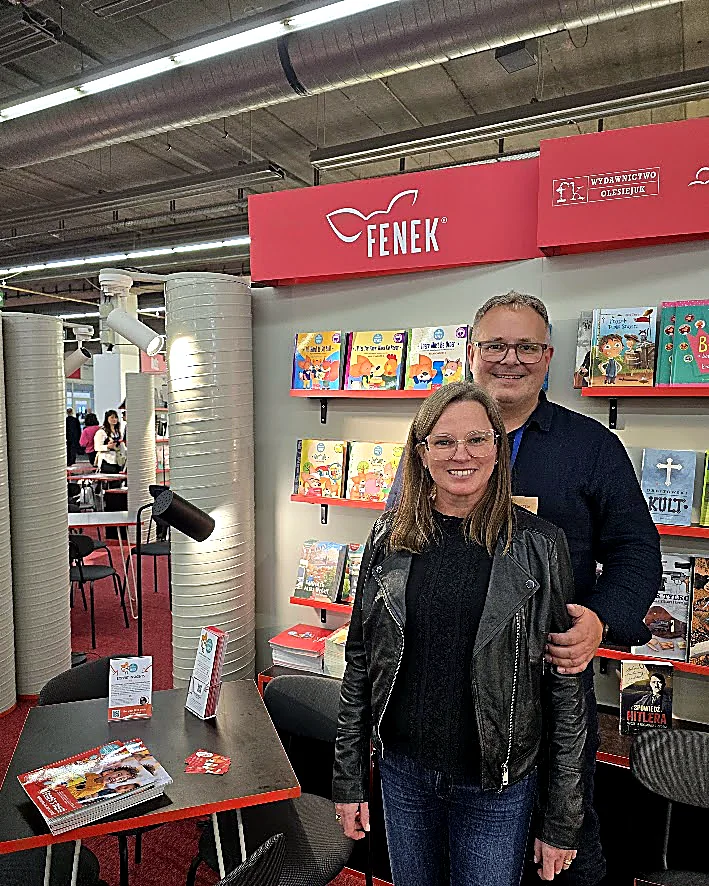 Konrad Sobik przy stoisku Fenek Publishing